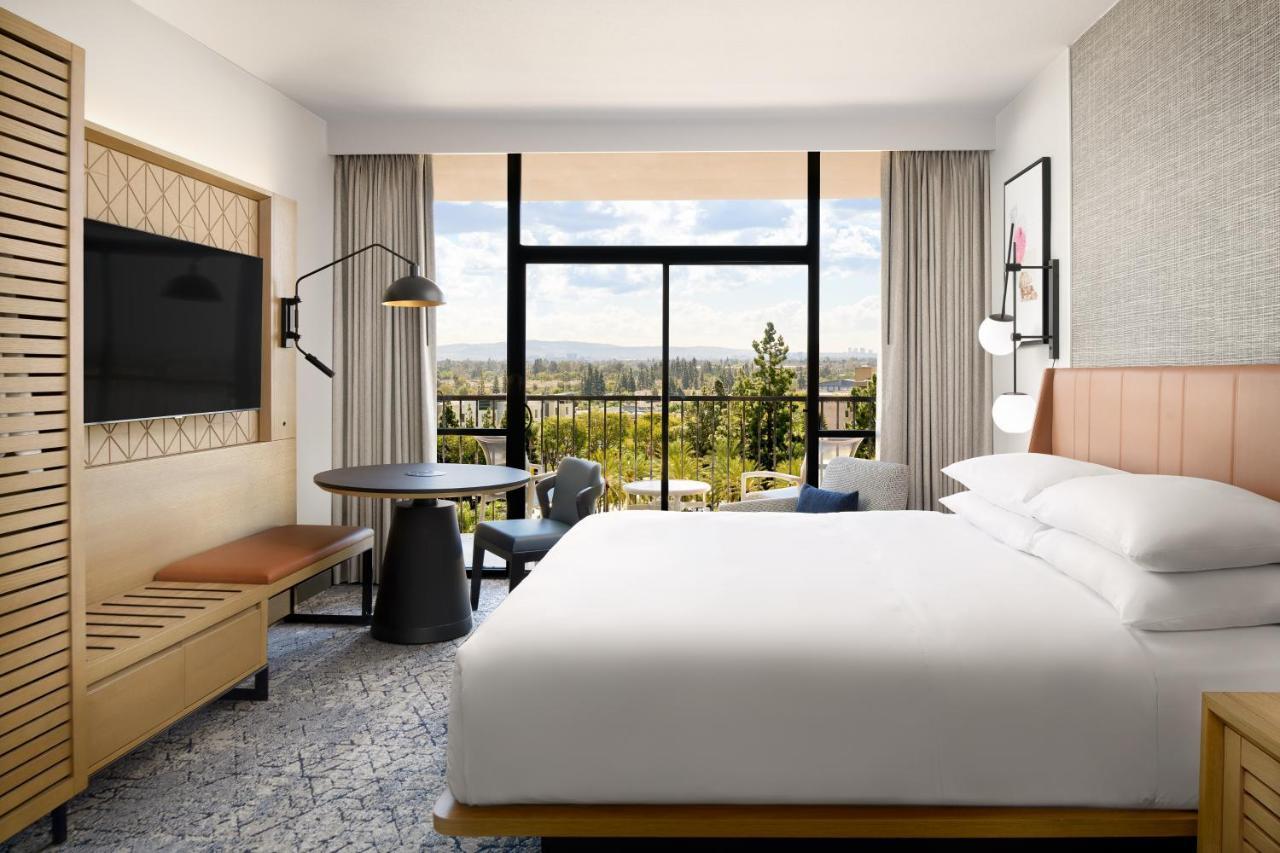 Club level, Guest room, 1 King, High floor