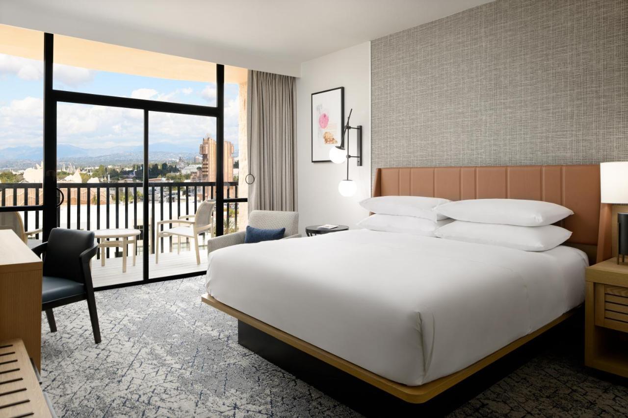 Quarto VIP com 1 Cama King-size - Andar Alto e Vista do Parque de Diversões